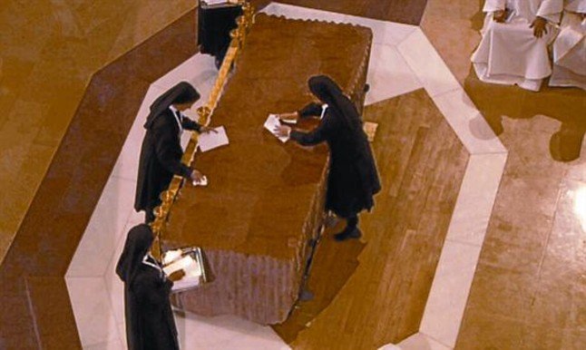 las-monjas-que-limpiaron-el-altar-de-la-sagrada-familia