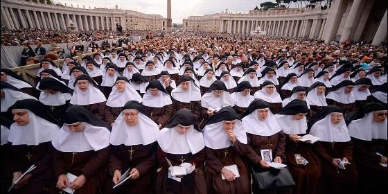 miles-de-religiosas-reunidas-en-la-plaza-de-san-pedro_560x280