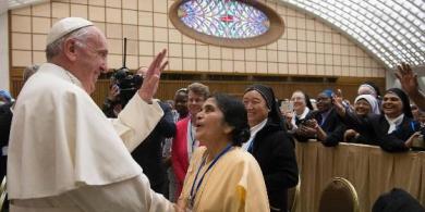 francisco-con-las-superioras_560x280