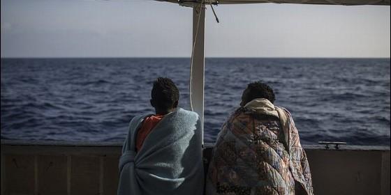 dos-migrantes-hablan-y-observan-el-mar-desde-el-open-arms_560x280