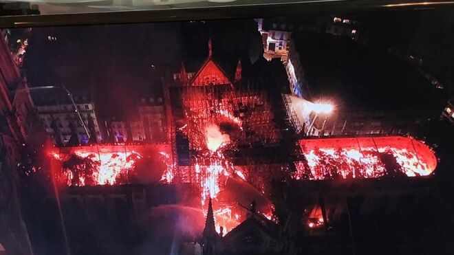 tragico-fuego-notre-dame_2113298662_13523028_660x371
