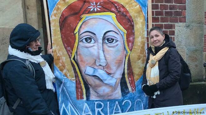 catolicas-alemanas-protestar-machismo-iglesia_2121397941_13595222_660x371