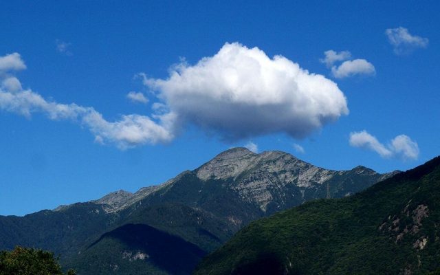 1024px-cloud_over_gaggio_a_mountain_in_ticino_switzerland-640x400