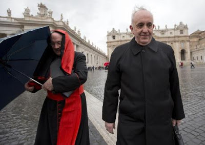 El viento que arrastra el para lluvia de Ouellet y Francisco siguiendo su camino